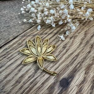 Gold Floral Leaf Brooch - Elegant Women's Jewelry